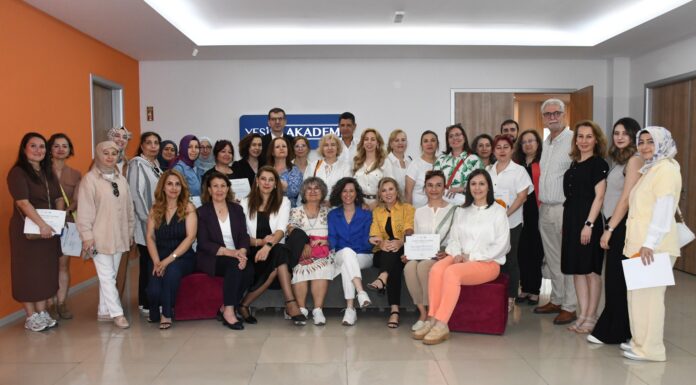 Yalın Düşünce Eğitim Programı’na katılan öğretmenler sertifikalarını aldı